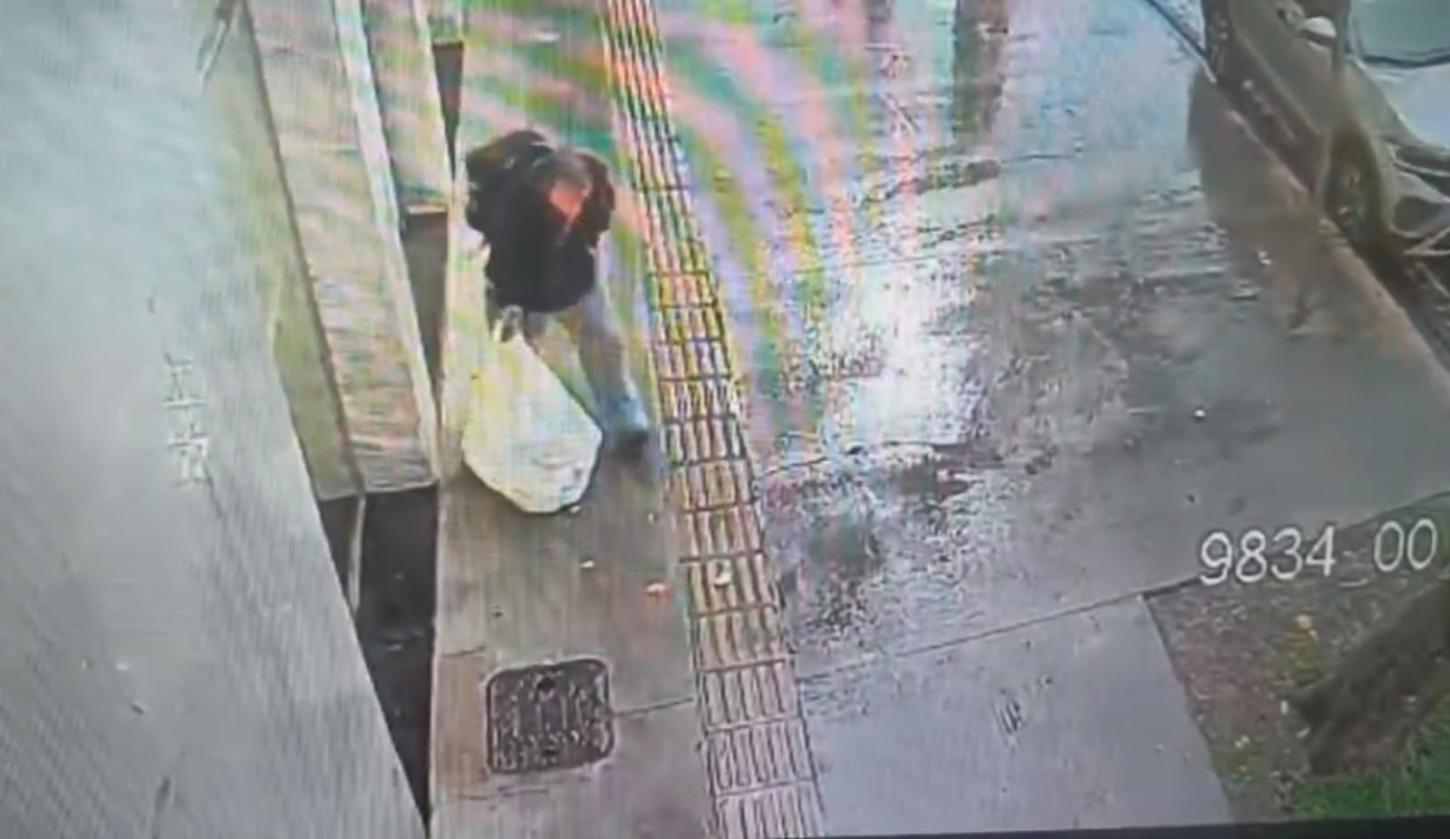 Homem acha bolsa com dinheiro dentro de banco, não devolve e acaba preso