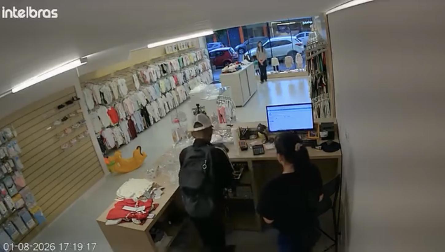 Criminoso armado com faca assalta loja de roupas infantis em Maringá